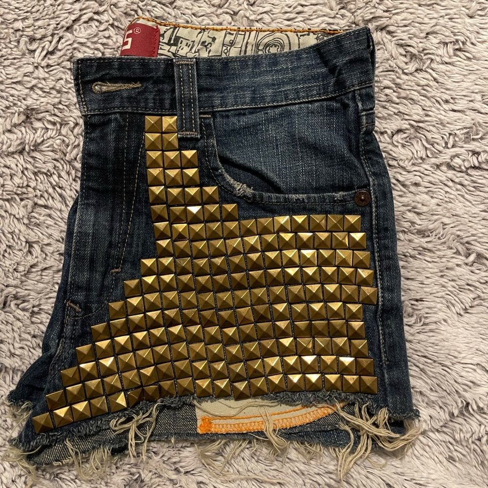 Vintage Studded Levi’s Mid Rise Shorts size 29 fits like a 27